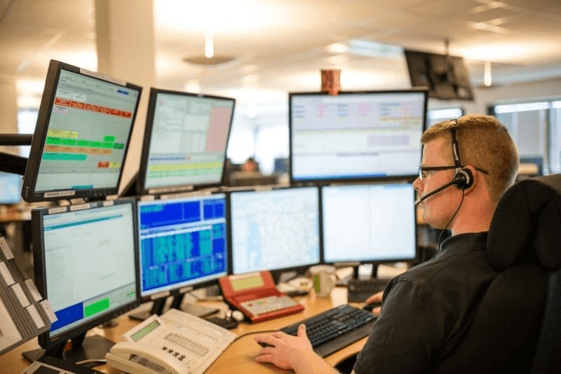 Freight dispatcher monitoring transportation routes